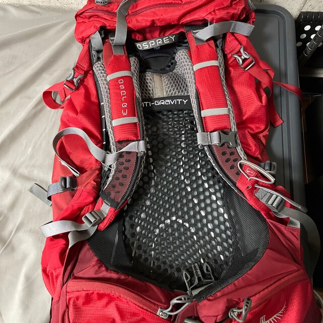 Osprey(オスプレイ)のオスプレー アトモスAG50 リュック 50L ザック 専用レインカバー付き スポーツ/アウトドアのアウトドア(登山用品)の商品写真