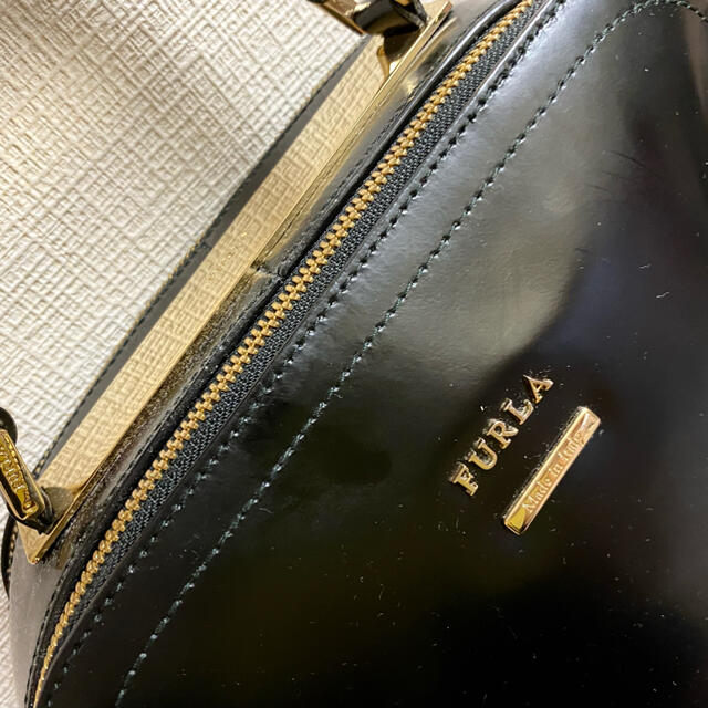 Furla(フルラ)の美品　FURLA エナメル　バッグ レディースのバッグ(ショルダーバッグ)の商品写真