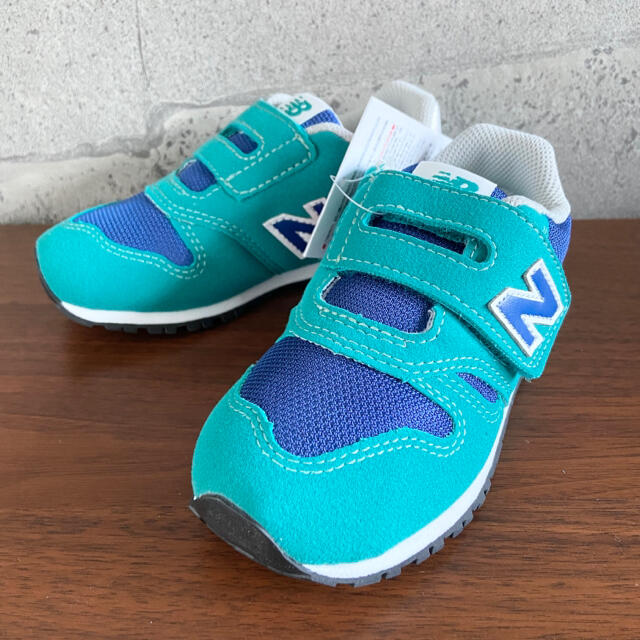 New Balance(ニューバランス)の【新品】15センチ グリーン×ネイビー ニューバランス スニーカー キッズ/ベビー/マタニティのキッズ靴/シューズ(15cm~)(スニーカー)の商品写真