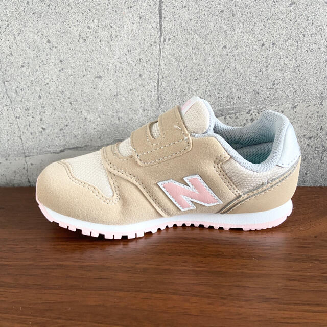 New Balance(ニューバランス)の【新品】16.5センチ ベージュ ニューバランス スニーカー キッズ/ベビー/マタニティのキッズ靴/シューズ(15cm~)(スニーカー)の商品写真