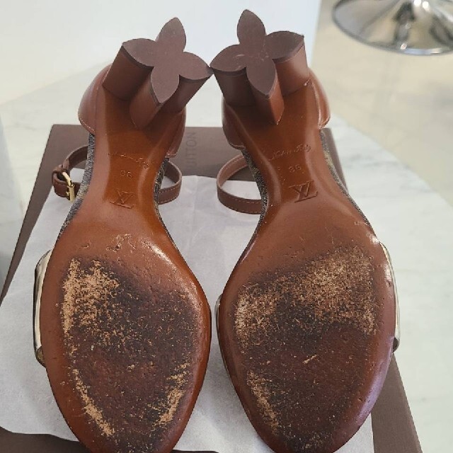 LOUIS VUITTON(ルイヴィトン)のルイヴィトンサンダル　アンクルストラップ　ヒールサンダル　ブラウンxゴールド レディースの靴/シューズ(サンダル)の商品写真