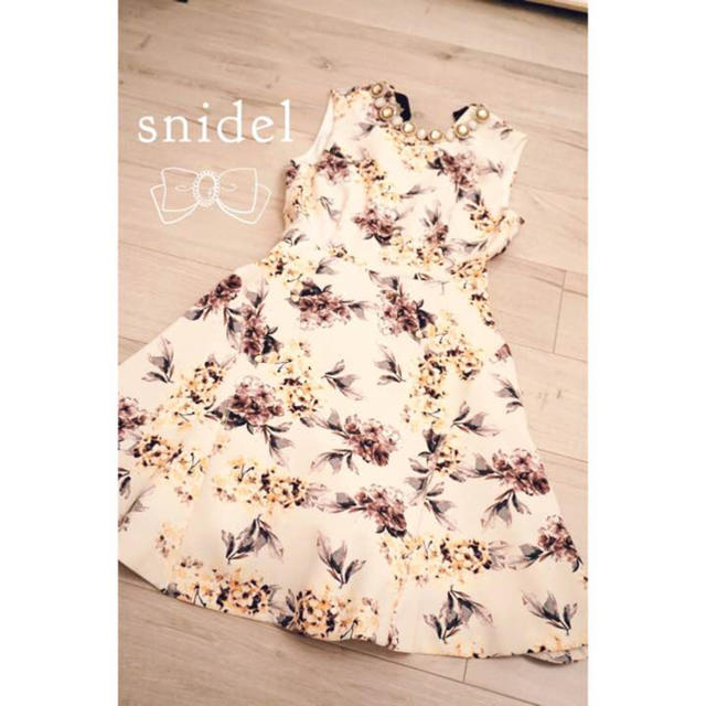 SNIDEL(スナイデル)の♡新品未使用タグ付き スナイデル snidel フラワーワンピース♡ビジュー♡ レディースのワンピース(ひざ丈ワンピース)の商品写真