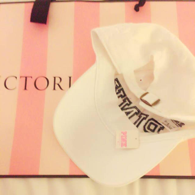 Victoria's Secret(ヴィクトリアズシークレット)のヴィクトリアシークレット♡PINKキャップ♡新品未使用 レディースの帽子(キャップ)の商品写真