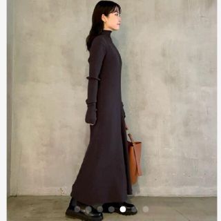 新品タグ付 ハイネックマチフレアリブニットワンピース 黒 Mila Owen
