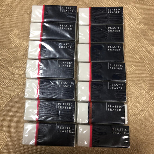 MUJI (無印良品)(ムジルシリョウヒン)のトップバリュ　塩ビを使用していない消しゴム　小　日本製　14個 インテリア/住まい/日用品の文房具(消しゴム/修正テープ)の商品写真