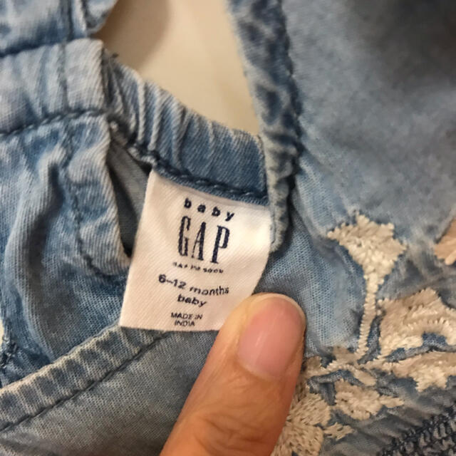 babyGAP(ベビーギャップ)のベビーギャップ　デニムロンパース　6-12m 70 80 美品 キッズ/ベビー/マタニティのベビー服(~85cm)(ロンパース)の商品写真