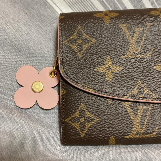 LOUIS VUITTON(ルイヴィトン)のルイ　ヴィトン　正規品　新品　エミリー　長財布　モノグラム　花　チャーム レディースのファッション小物(財布)の商品写真