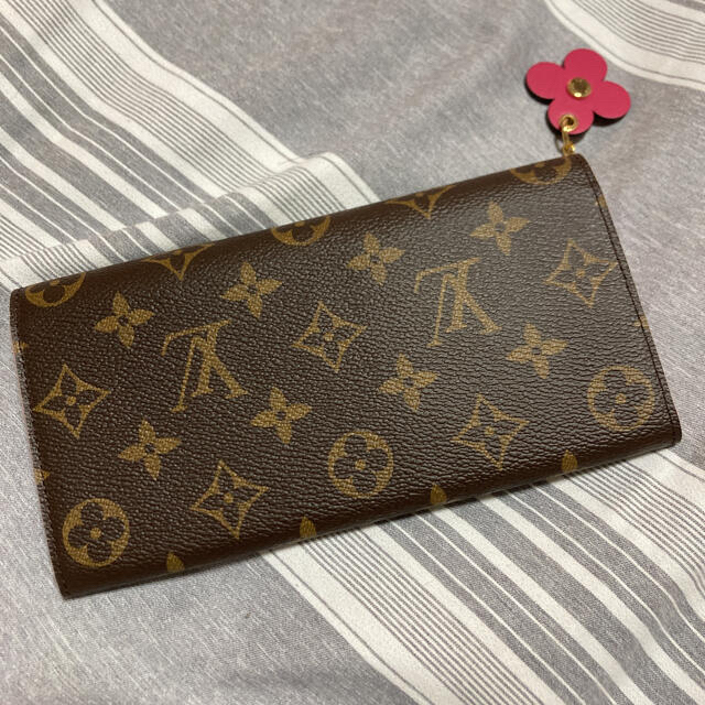 LOUIS VUITTON(ルイヴィトン)のルイ　ヴィトン　正規品　新品　エミリー　長財布　モノグラム　花　チャーム レディースのファッション小物(財布)の商品写真