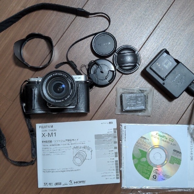 富士フイルム(フジフイルム)のたーさん様専用　FUJI FILM X−M1 X-M1 SILVER スマホ/家電/カメラのカメラ(ミラーレス一眼)の商品写真