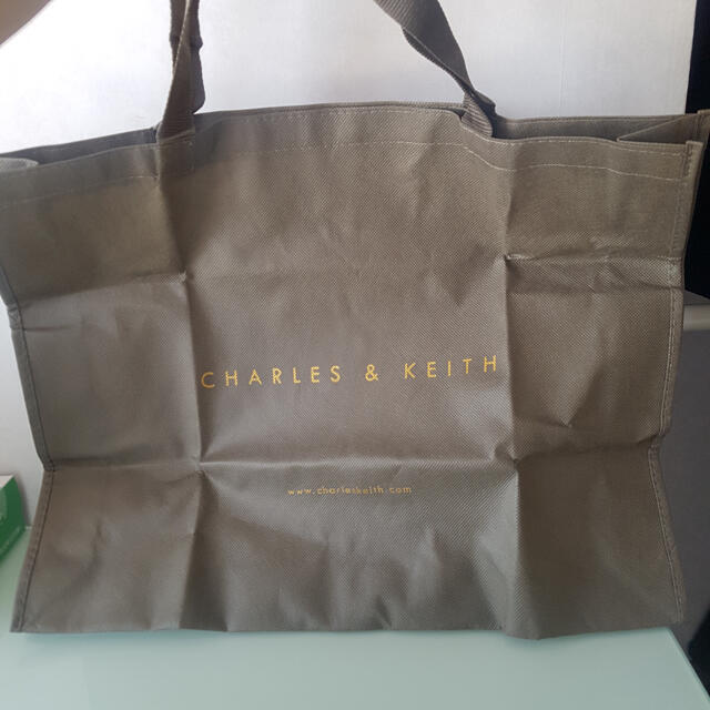 Charles and Keith(チャールズアンドキース)のCHARLES&KEITH チャールズアンドキース　トートバッグ　オリーブ レディースのバッグ(トートバッグ)の商品写真