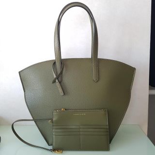 チャールズアンドキース(Charles and Keith)のCHARLES&KEITH チャールズアンドキース　トートバッグ　オリーブ(トートバッグ)