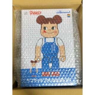 メディコムトイ(MEDICOM TOY)のBE@RBRICKペコちゃんThe overalls girl100%＆400%(キャラクターグッズ)