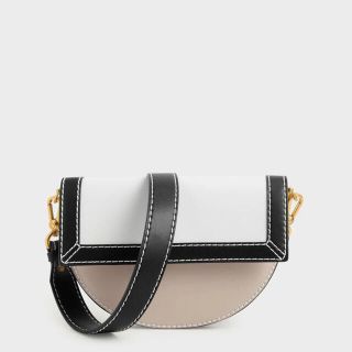 チャールズアンドキース(Charles and Keith)のショルダーバック(ショルダーバッグ)