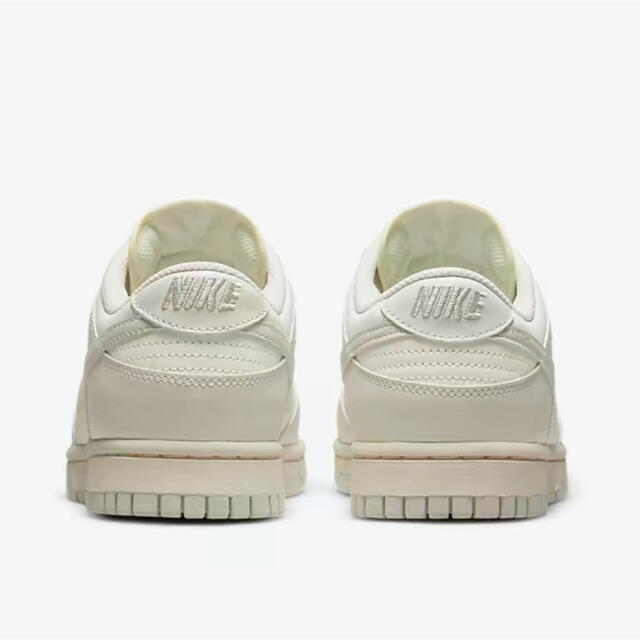 NIKE(ナイキ)のNIKE WMNS DUNK LOW "LIGHT BONE" レディースの靴/シューズ(スニーカー)の商品写真