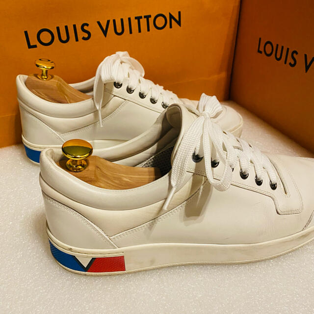 LOUIS 革 スニーカー サイズ 7 26cmの通販 by y's shop|ルイヴィトンならラクマ VUITTON - ★美品★ ルイヴィトン ホワイト レザー 特別大特価