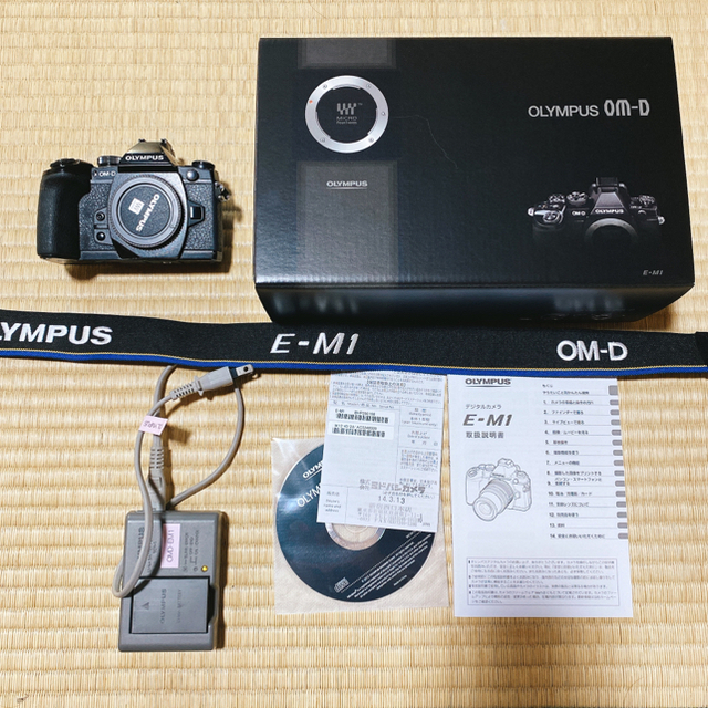 OLYMPUS OM-D E-M1 ボディ充電器　ジャンク品