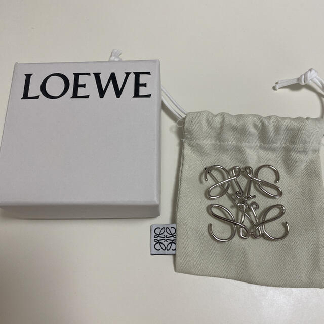 LOEWE アナグラムブローチ