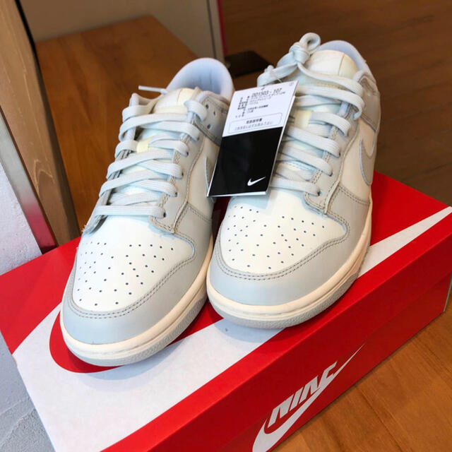 NIKE(ナイキ)のNIKE WMNS DUNK LOW "LIGHT BONE ナイキダンク ロー レディースの靴/シューズ(スニーカー)の商品写真