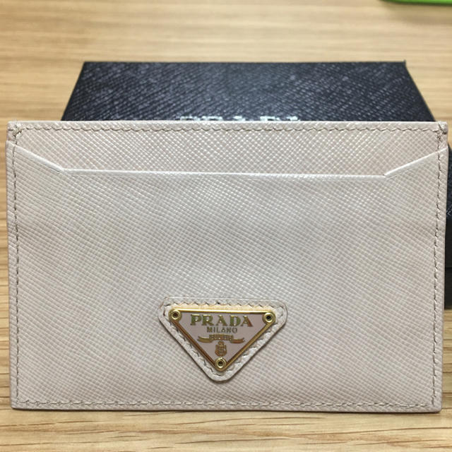 PRADA(プラダ)の♡プラダ 正規品 サフィアーノ パスケース 定期入れ 美品♡ レディースのファッション小物(名刺入れ/定期入れ)の商品写真