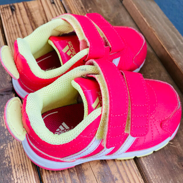 adidas(アディダス)のadidasスニーカー♡ キッズ/ベビー/マタニティのキッズ靴/シューズ(15cm~)(スニーカー)の商品写真