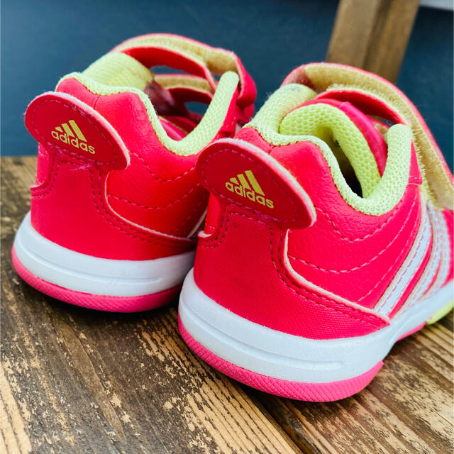 adidas(アディダス)のadidasスニーカー♡ キッズ/ベビー/マタニティのキッズ靴/シューズ(15cm~)(スニーカー)の商品写真