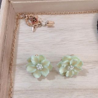 【新品・未使用】大きめ花　イヤリング(イヤリング)