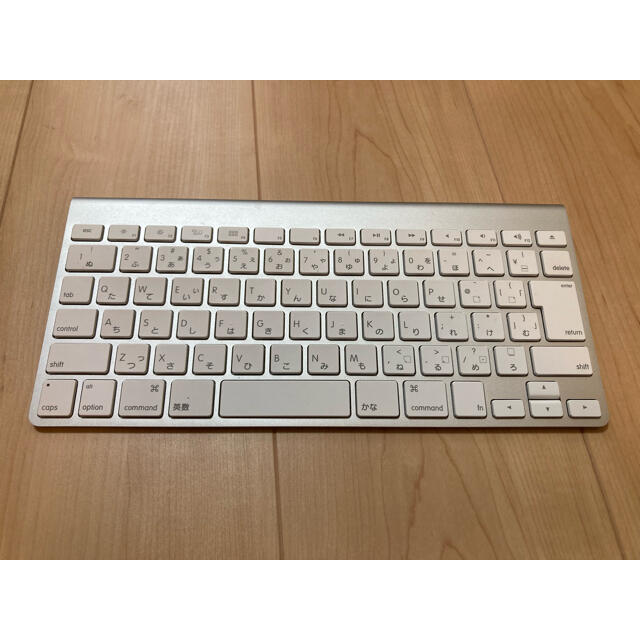 Apple(アップル)のApple wireless keyboard（電池式） スマホ/家電/カメラのPC/タブレット(PC周辺機器)の商品写真