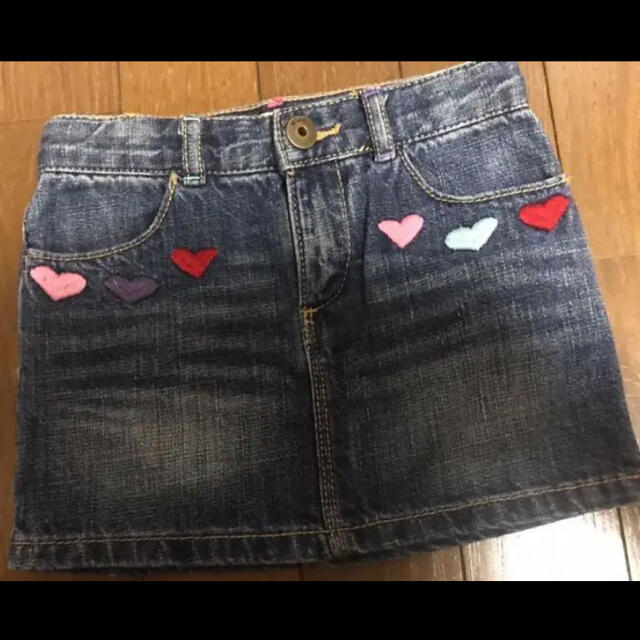 babyGAP(ベビーギャップ)の★95cm baby GAP★ハートいっぱい‼︎デニムスカート(*´꒳`*)ノ キッズ/ベビー/マタニティのキッズ服女の子用(90cm~)(スカート)の商品写真