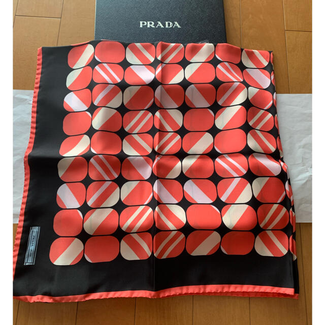 PRADA(プラダ)のPRADAスカーフ　新品未使用 レディースのファッション小物(バンダナ/スカーフ)の商品写真