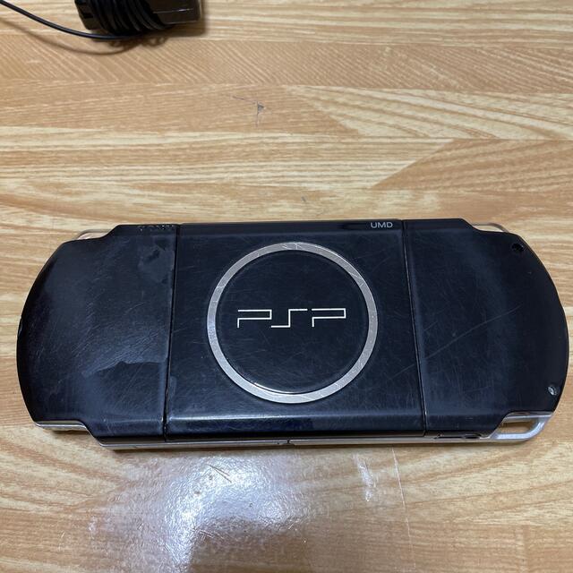 PlayStation Portable(プレイステーションポータブル)のPSP本体　充電器付き　ジャンク品 エンタメ/ホビーのゲームソフト/ゲーム機本体(携帯用ゲーム機本体)の商品写真