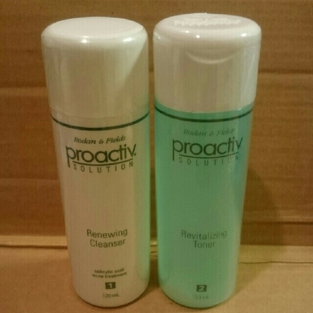 proactiv(プロアクティブ)のプロアクティブ リニューイング クレンザー リバイタラジングトナーおまけ付き コスメ/美容のスキンケア/基礎化粧品(洗顔料)の商品写真