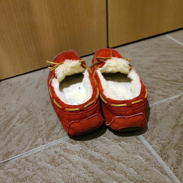 UGG(アグ)のUGG アグ モカシン レッド 24cm レディースの靴/シューズ(スリッポン/モカシン)の商品写真