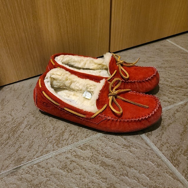UGG(アグ)のUGG アグ モカシン レッド 24cm レディースの靴/シューズ(スリッポン/モカシン)の商品写真
