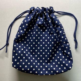 ハンドメイド　巾着袋【紺白水玉】大きめ(外出用品)