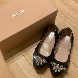 ミュウミュウ(miumiu)のmiumiu フラットシューズ　ビジュー　パンプス (バレエシューズ)