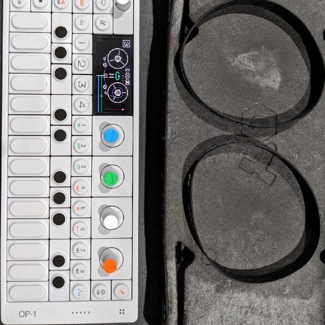 春新作の teenage engineering op-1 ほぼ新品、付属品付き キーボード/シンセサイザー