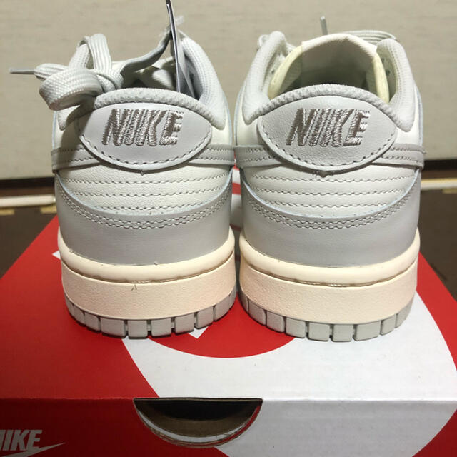 NIKE(ナイキ)のNIKE WMNS DUNK LOW "LIGHT BONE" メンズの靴/シューズ(スニーカー)の商品写真