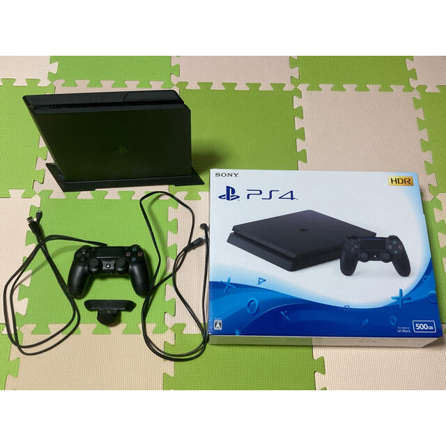 PlayStation4(プレイステーション4)のPlayStation 4 500GB ブラック(縦置きスタンド付き) エンタメ/ホビーのゲームソフト/ゲーム機本体(家庭用ゲーム機本体)の商品写真