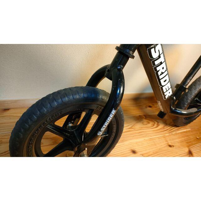 STRIDER 《ブラック》ストライダー+【おまけ】ヘルメット付き  スポーツ/アウトドアの自転車(自転車本体)の商品写真