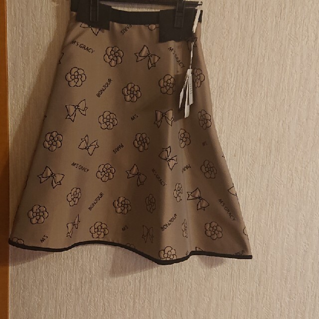 M'S GRACY(エムズグレイシー)のモチーフ柄スカート ベージュ38 レディースのスカート(ひざ丈スカート)の商品写真