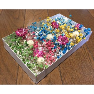 100円お値引き‼️銀の紫陽花が作ったかすみ草と貝細工と千日紅と。(ドライフラワー)