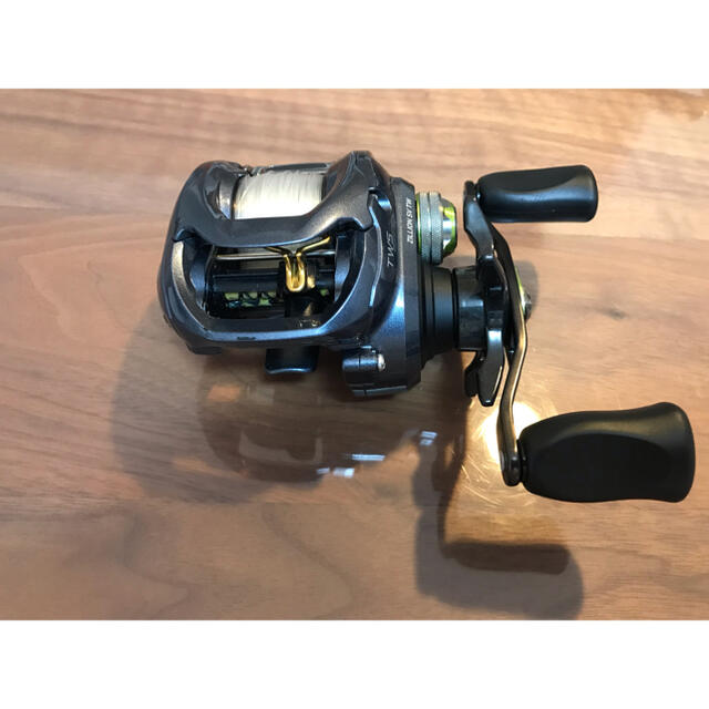 DAIWA(ダイワ)のダイワ ジリオン SV TW XXH 9:1:1 左ハンドル スポーツ/アウトドアのフィッシング(リール)の商品写真