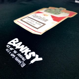 新品 BANKSY バンクシー マルボロ Marlboro タバコ 黒 Tシャツ