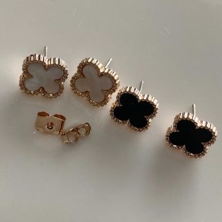 フラワーピアス　白黒セット(ピアス)