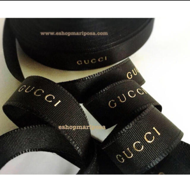 Gucci(グッチ)のグッチリボン🎀 2m 2種ブラック x ゴールド ストライプ ロゴ入り 黒金  インテリア/住まい/日用品のオフィス用品(ラッピング/包装)の商品写真