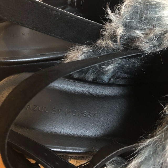 AZUL by moussy(アズールバイマウジー)のAZULBymoussy ファーサンダル レディースの靴/シューズ(サンダル)の商品写真
