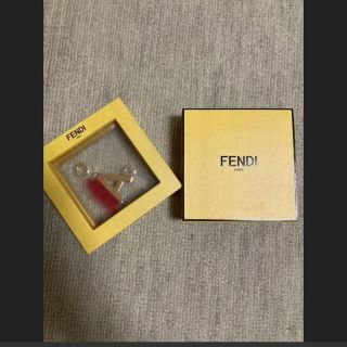 フェンディ(FENDI)の未使用Fendi ミンクファーイニシャルネックレストップ(ネックレス)