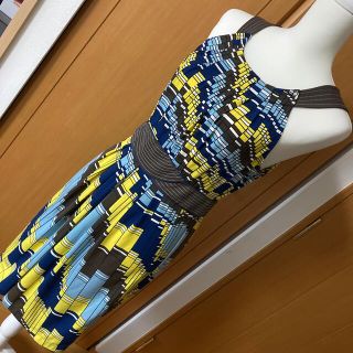 ビーシービージーマックスアズリア(BCBGMAXAZRIA)のBCBG MAXAZRIA  タイル柄ワンピース　　M(ひざ丈ワンピース)