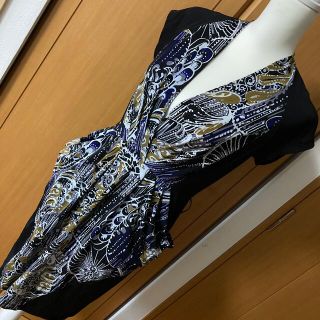 ビーシービージーマックスアズリア(BCBGMAXAZRIA)のBCBG  MAXAZRIA  黒フラワーワンピース　　S(ひざ丈ワンピース)