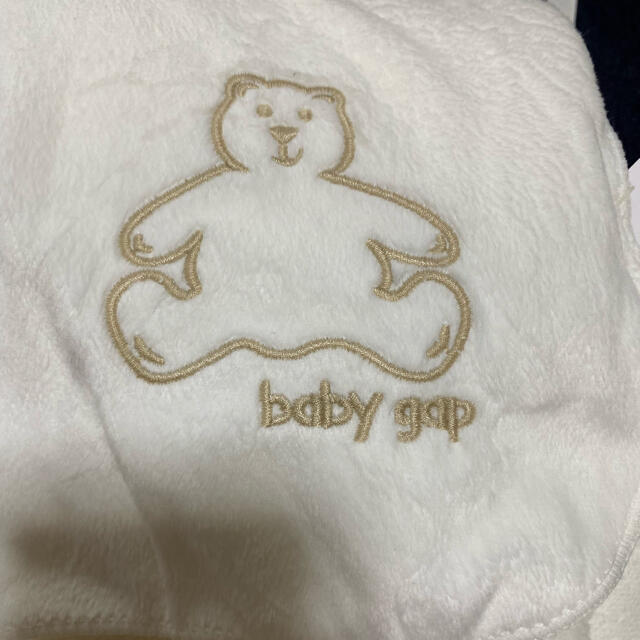 babyGAP(ベビーギャップ)の新品未使用GAP baby おくるみ　しろ　フリース　綿　クマ刺繍付き キッズ/ベビー/マタニティのこども用ファッション小物(おくるみ/ブランケット)の商品写真